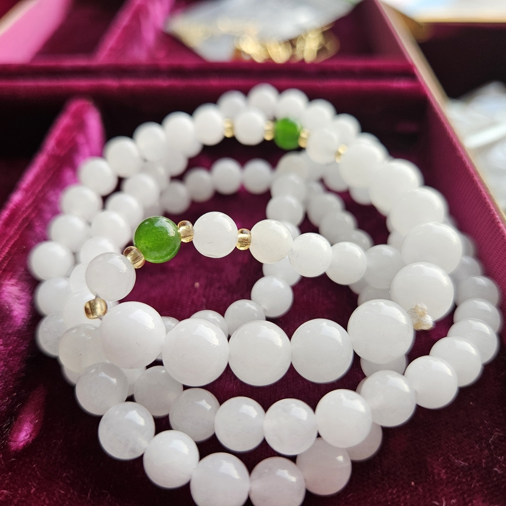 Chic White and Green Stone Beaded Necklace